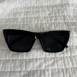 Chic Black Cat-Eye Sunglasses